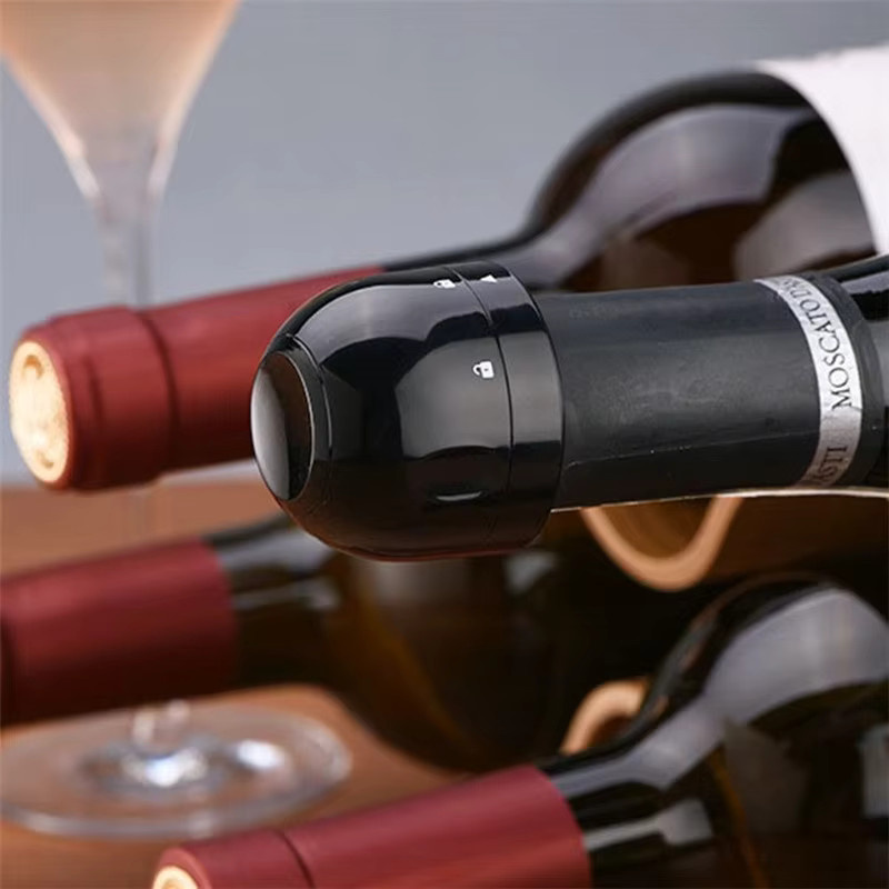 Auslaufsicherer Vakuum-Weinstopper in Schwarz aus Kunststoff zur Versiegelung von Weinflaschen und Champagner - Bild 5