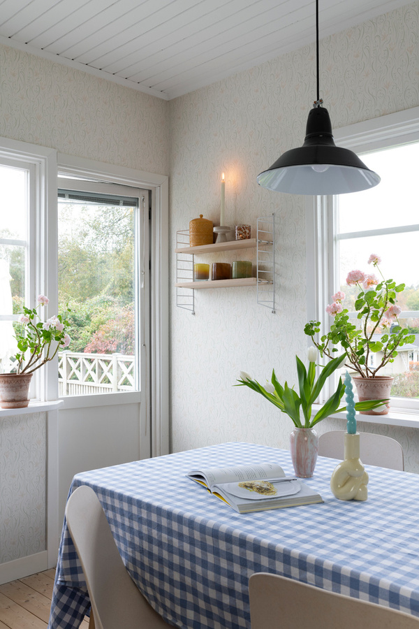 Sandberg Wallpaper Signe Vlies Tapete mit botanischem Floral-Muster in Green und White - Bild 1