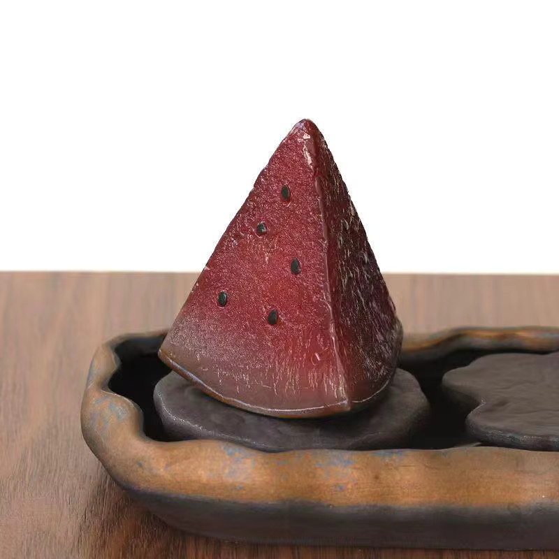 Farbwechselndes Wassermelonen-Ornament aus Harz in Rot für deine Teetisch-Dekoration - Bild 2