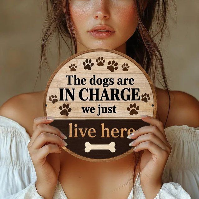 Potdemiel Dog Deco Vintage Rundes Schild aus Eisen The Dogs Are In Charge Wanddekoration Durchmesser: 20,3 cm - Bild 1