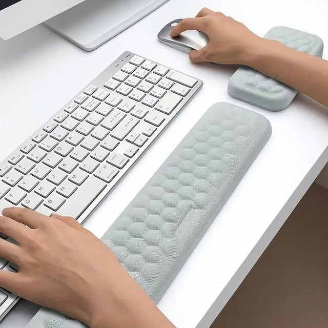 Ergonomisches Handgelenk Mauspad und Tastaturpad mit Memory Foam Unterstützung von Mrgabwte in Grau - Bild 1