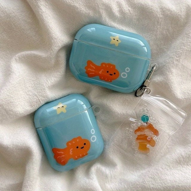 TPY 4B41 Schutzhülle mit süßem Goldfisch-Anhänger für Apple AirPods Pro 2, AirPods 4 und AirPods 1/2 in Blau - Bild 1