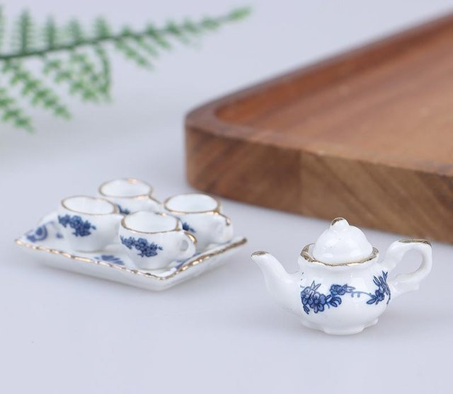 Yiran toy 1 Miniatur Porzellan Milchkännchen Teekanne und Tassen Set im 1/12 Maßstab, Blaudruck, Navy Blau und Weiß - Bild 1