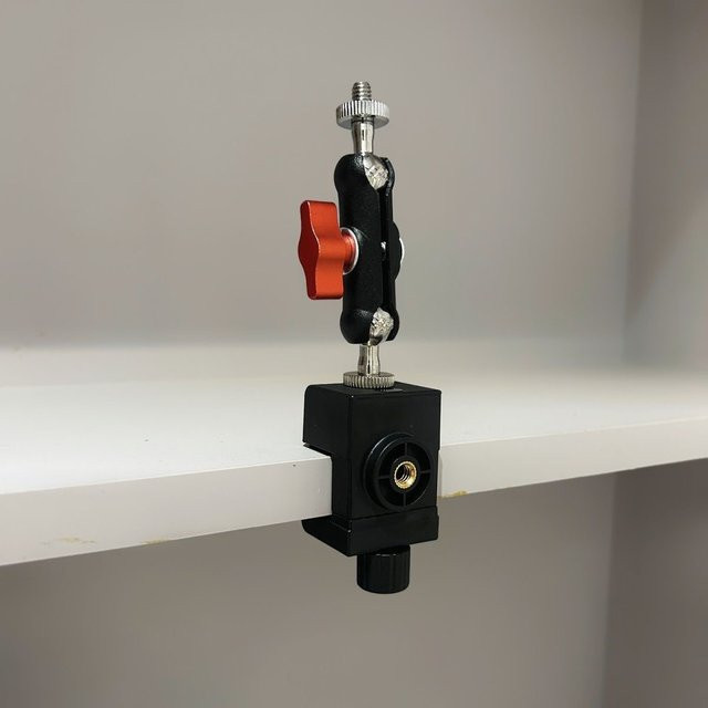 Mini Desktop Live-Streaming-Halterung mit elastischem Clip und Metallgelenk, 360-Grad-Kameraständer für DJI in Schwarz, inklusive 1/4 Doppelgewinde und 17mm Kugelkopf - Bild 1