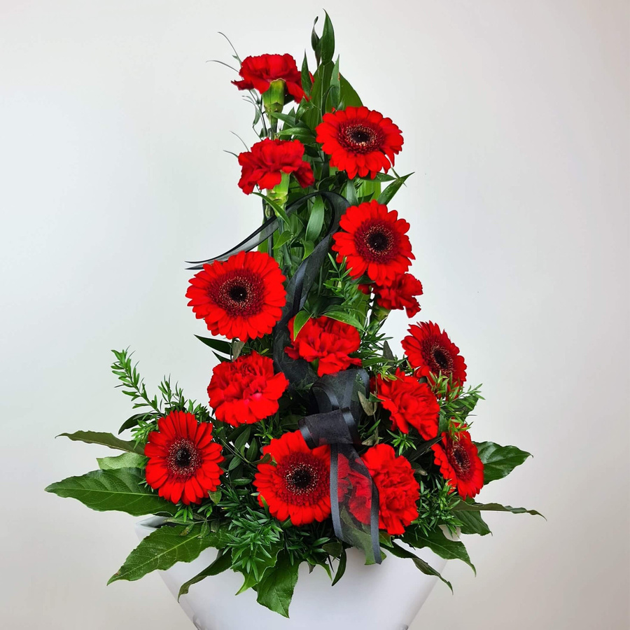 Blumenversand Edelweiß Arrangement Gerbera Carnation Greenery Mixed Red Sympathy and funeral - Bild 2