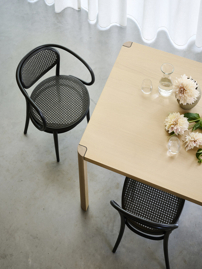 Thonet 210 R Stuhl mit Armlehnen in Schwarz aus Buchenholz und Rohrgeflecht - Bild 2