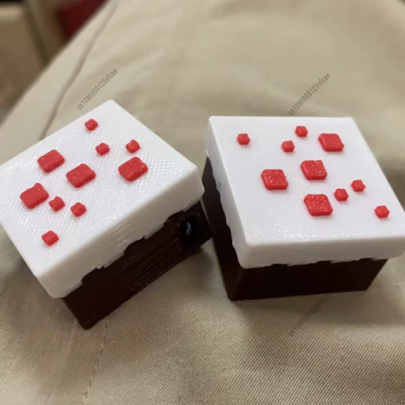 MINISO Kuchen Modell im Pixel-Stil aus Kunststoff als 3D-gedrucktes Mini-Ornament für Schreibtisch und Display - Bild 3