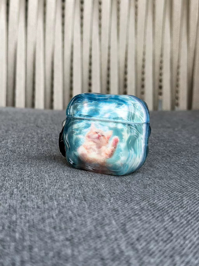 Kawaii Wellenrand Kopfhörer-Schutzhülle für Apple AirPods 1 2 3 4 Pro 2 Pro 3 in Blau mit glänzender Oberfläche und Schwimmender Katze Design - Bild 4