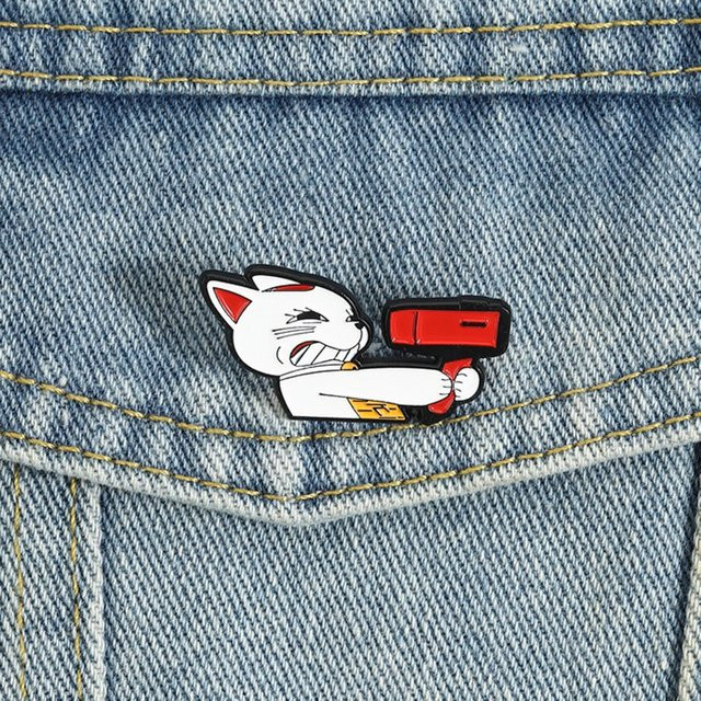 Miss Zoe Glückskatze Föhn Emaille-Pins, Broschen, Japanische Anime-inspirierte Anstecknadeln - Bild 1