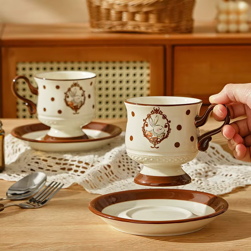 PDQ Keramik-Kaffeetasse mit Unterteller in Weiß mit Kaninchen-Design - Bild 2