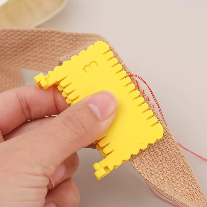 Verstellbarer Stichabstandhalter und Nähkantenführung als Clip-on-Kanten-Nähwerkzeug für DIY-Handwerk und Kleidungsreparatur in Weiß und Gelb - Bild 4