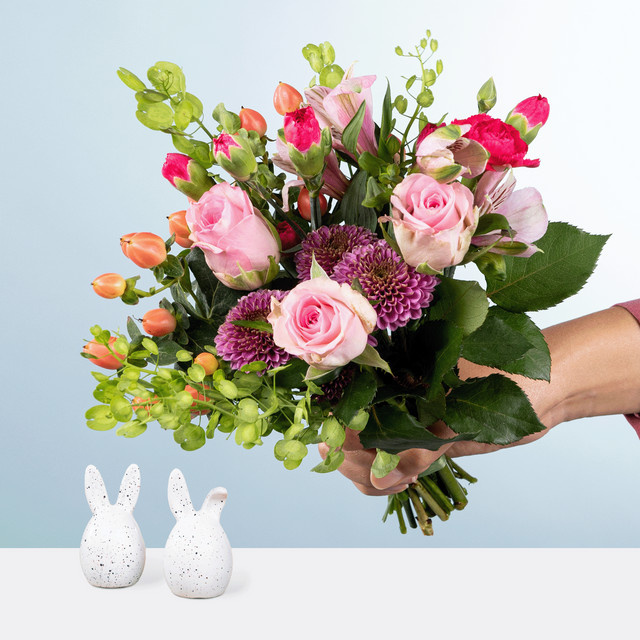 BLUME2000 Glücksbote mit Mini-Bunnys Bouquet gemischte Rosen und Chrysanthemen - Bild 1