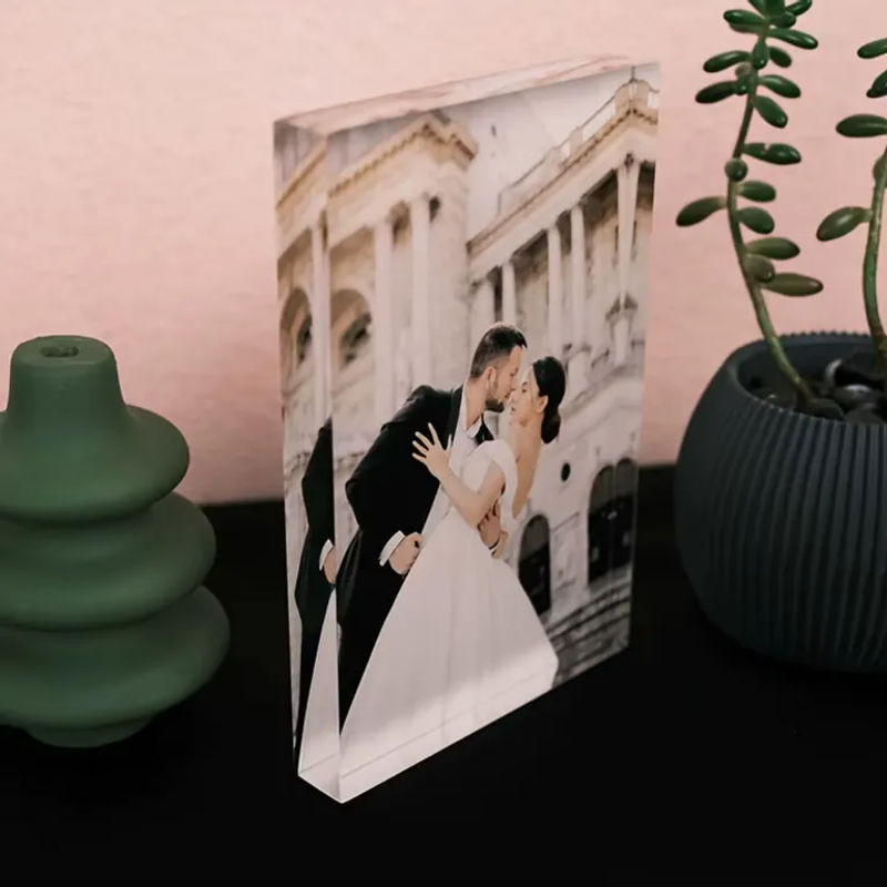 Personalisierter Acryl-Fotoblock von Hello Young als wasserdichter Gedenkrahmen für Paare oder Haustiere in transparent und rot, rechteckiges Hochformat für die Tischaufstellung - Bild 1