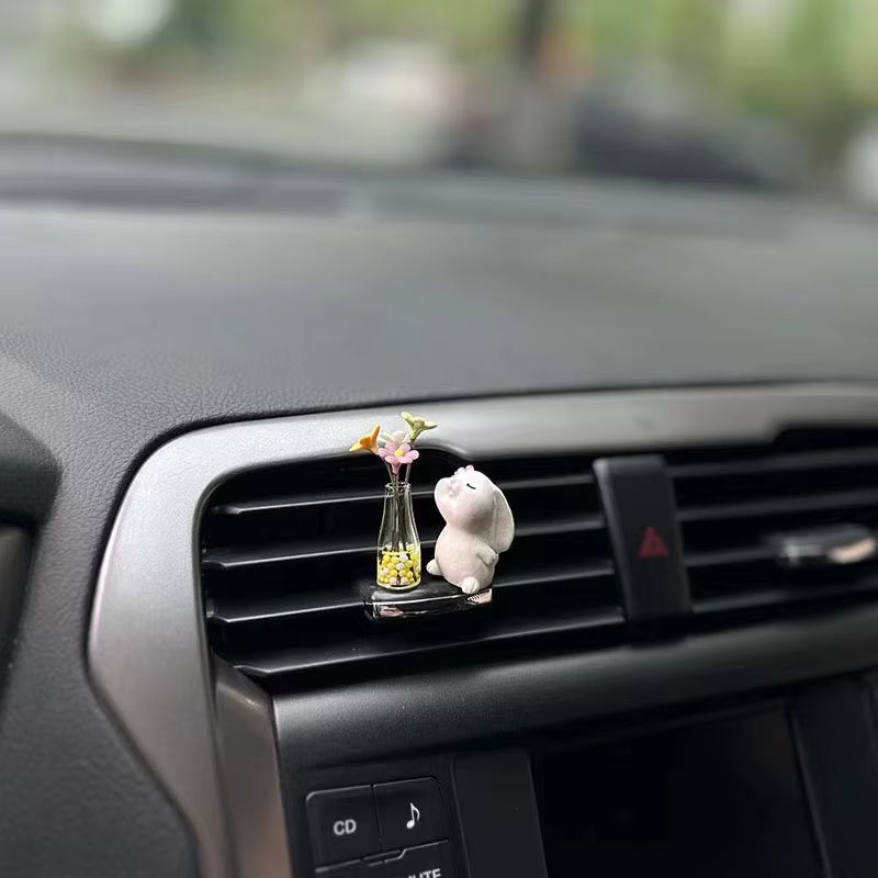 Miniatur Kaninchen mit Gänseblümchen als Auto Ornament aus Kunstharz in Weiß - Bild 3