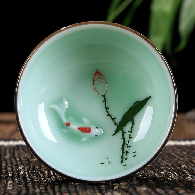 Handbemalte Keramik Teetasse von Yiran Furniture in Celadon Grün mit Lotus- und Karpfen-Motiv, 60 ml - Bild 1