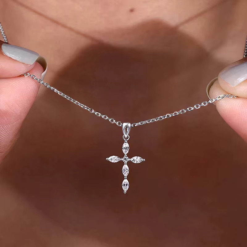 Huitan Halskette mit Kreuz-Anhänger, Zirkonia, silberfarben, Damen - Bild 2
