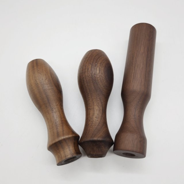 Retro Wandleuchte aus Massivholz in Braun mit Schwarznuss-Griff als dekoratives Beleuchtungszubehör - Bild 1