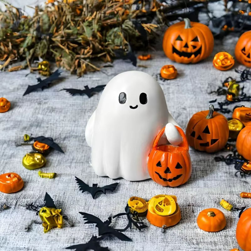 Niedliche Halloween-Geisterstatue mit Kürbis aus weißem Kunstharz für die Dekoration in Innenräumen und im Garten - Bild 4
