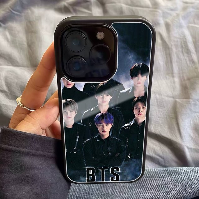 BTS KPOP Handyhülle für iPhone 11 bis iPhone 17 Pro Max in Multicolour mit PC und TPU Schutzhülle im Luxus Y2K Design - Bild 1