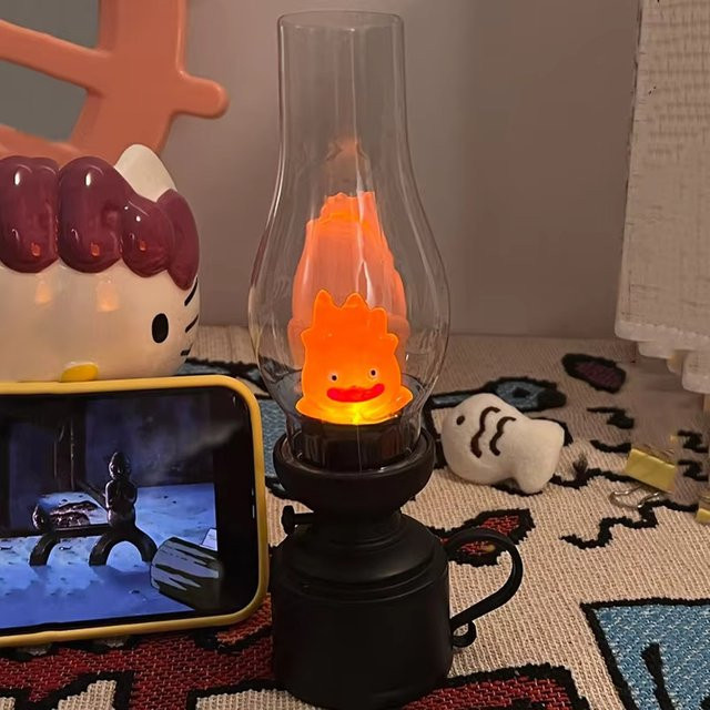 Calcifer Vintage Nachtlicht als dekorative Cartoon Anime Flammenlose Tischlampe in Schwarz mit warmweißem Licht - Bild 1