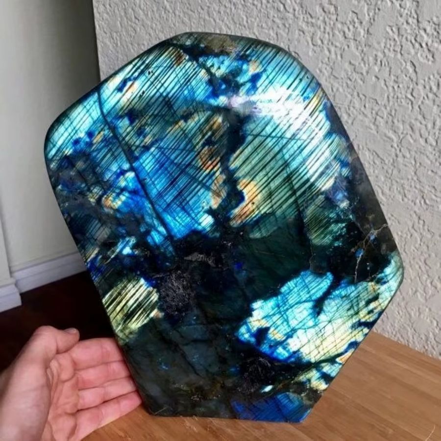 Hochwertiger Labradorit Edelstein in Blau von CrystalHola als polierte Freiform mit blauem Blitz - Bild 4
