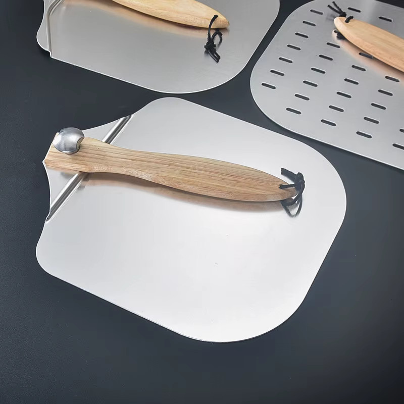 Wendbarer Pizzaspatel aus Aluminium mit Holzgriff in Silber - Bild 2