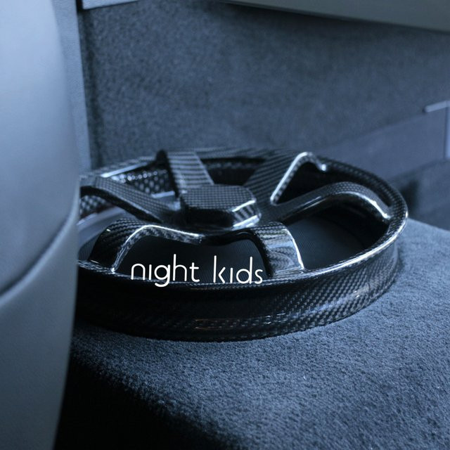 Night Kids Carbonfaser-Innenausstattung für Toyota Supra MK5, Lautsprecher-Dekorrahmen im Rad-Stil für die Rücksitze, Schwarz - Bild 1