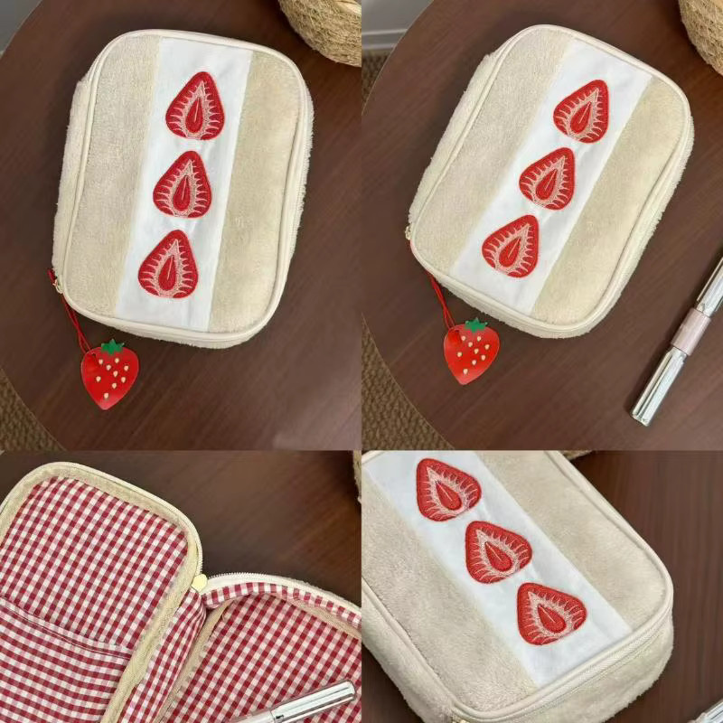 CHENJ Federmäppchen mit Erdbeer-Stickerei, weißes multifunktionales Schreibwaren-Etui und Make-up-Tasche mit großem Fassungsvermögen - Bild 3