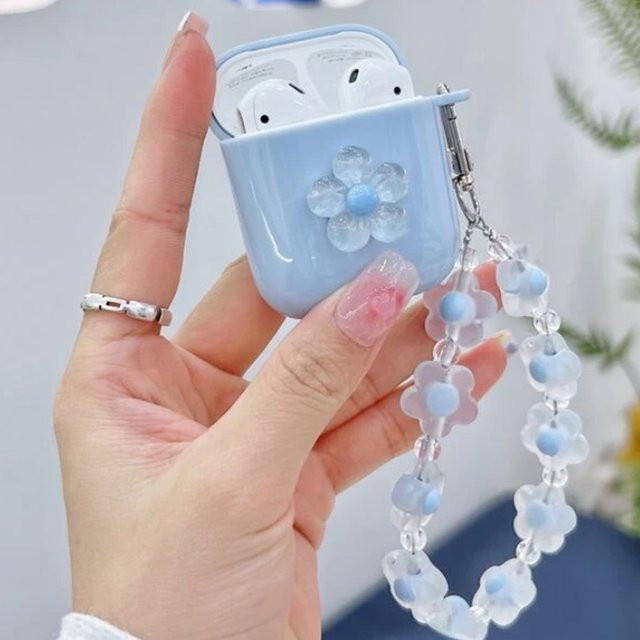 YOISH Schutzhülle für Apple AirPods Pro 1 2 3 mit blauem 3D Kristallblumen-Anhänger und Armband, transparent - Bild 1