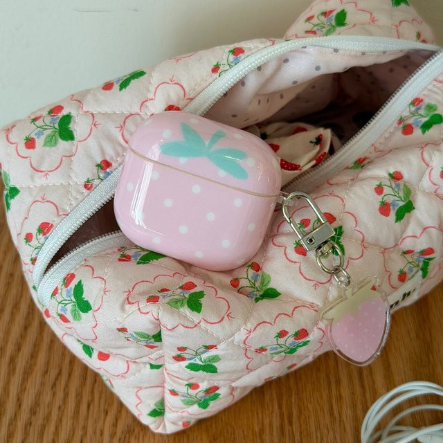 Glänzende AirPods Schutzhülle von Apple mit Rosa Basis und Weißen Polka Dots sowie Erdbeerblatt-Design für AirPods 2 3 4 Pro 2 Pro 3 - Bild 1