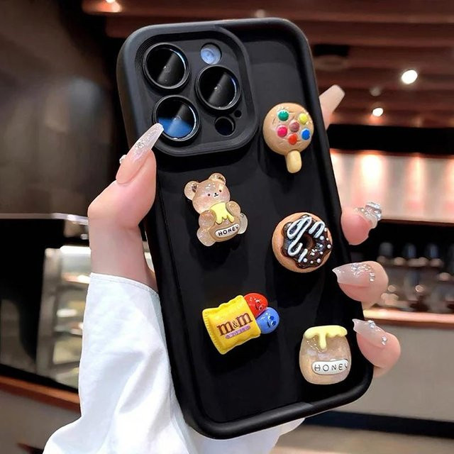 Rui Di Handyhülle mit 3D Bär und Kaffee Donut Design für iPhone Modelle, stoßfest und weich, Farbe: Schwarz - Bild 1