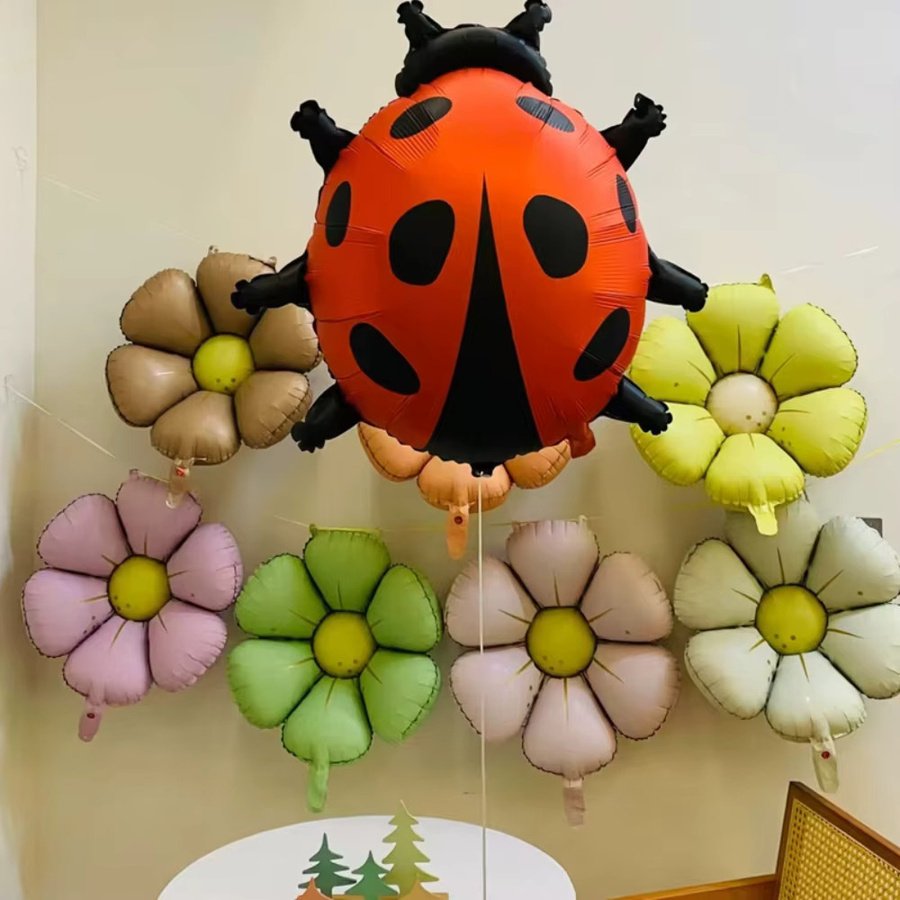 Niedriger Marienkäfer Folienballon aus mattem Aluminium in Rot für deine Geburtstagsfeier und Outdoor-Dekoration - Bild 2