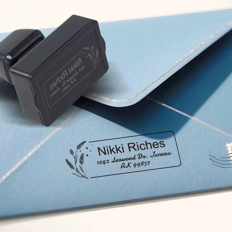 Personalisierter selbstfärbender Adressstempel in Schwarz für Briefe, Grußkarten und Geschenkverpackungen - Bild 5
