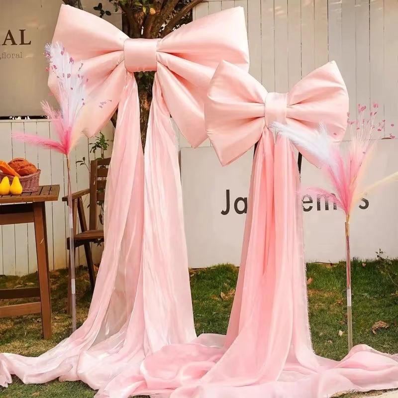 Schillernde rosa Schleife aus Textil als Wanddekoration für Geburtstag und Hochzeit - Bild 1