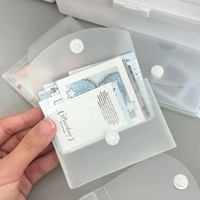 Mattierte Desktop-Aufbewahrungsbox aus Kunststoff in Transparent als staubdichter Kartenorganizer mit mehreren Fächern für Visitenkarten, Aufkleber und Bastelmaterialien - Bild 1