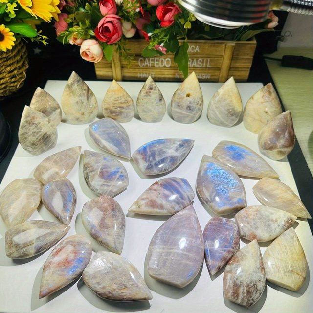 Blauer Mondstein Tropfen als Schmuckstein von CrystalHola für die Schmuckherstellung und als Deko-Ornament - Bild 1