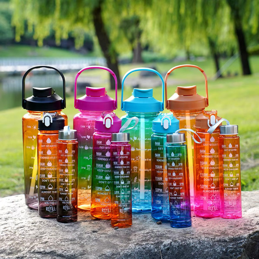 WIFEFUN 3-in-1 Wasserflaschen-Set aus Kunststoff mit Farbverlauf und Messskala in Rot für Outdoor-Sport und Camping - Bild 5