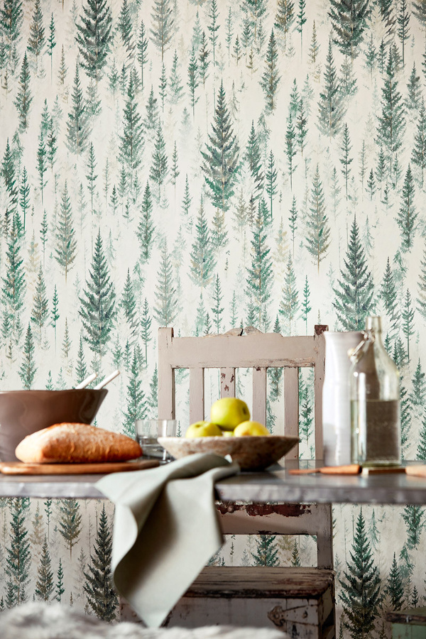 Sanderson Tapete Juniper Pine Forest in Grün mit Naturmotiv und botanischem Design - Bild 1