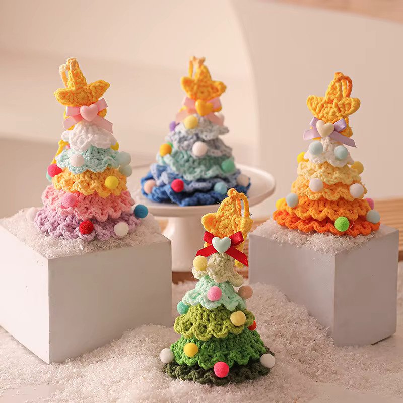 Handgefertigter Weihnachtsbaumschmuck als gehäkelter Anhänger mit Jingle Bell in Multicolour - Bild 2