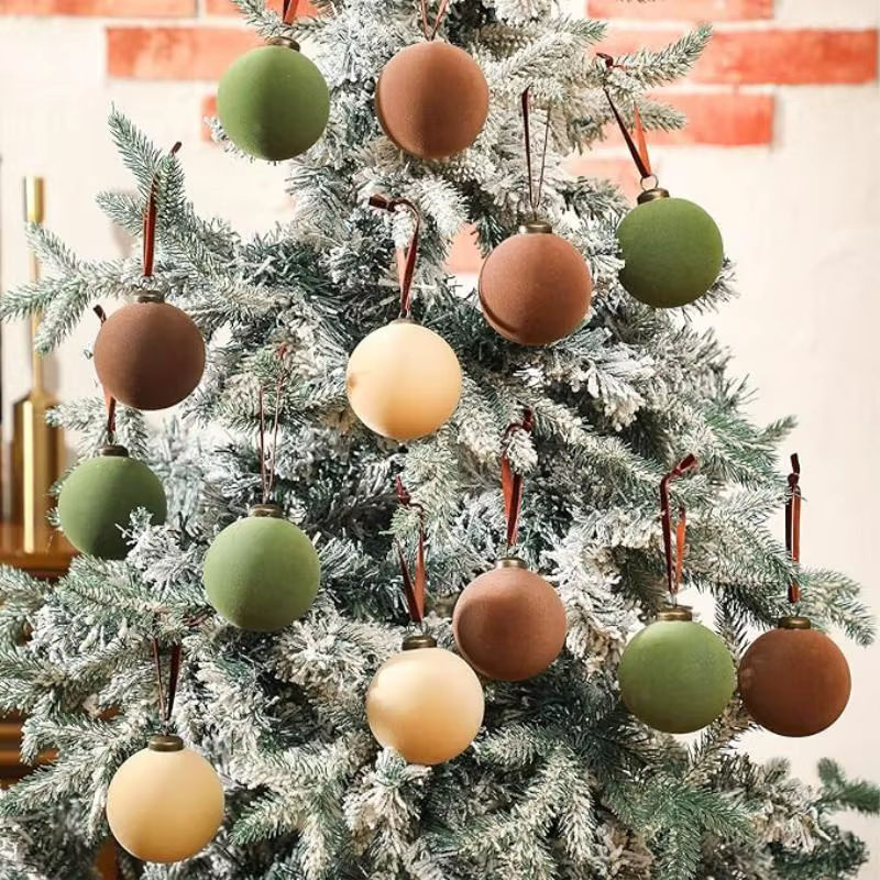12 Stück beflockte Samt-Weihnachtskugeln in Mehrfarbig als hängende Weihnachtsbaumornamente aus Kunststoff und Textil - Bild 5