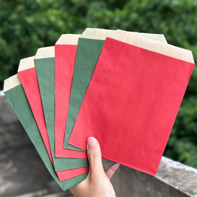 50 Stück Weihnachtsbeutel aus Kraftpapier in Braun, Rot und Grün, B: 13 cm, H: 18 cm – Festliche Geschenktüten für deine Weihnachtsfeier - Bild 1