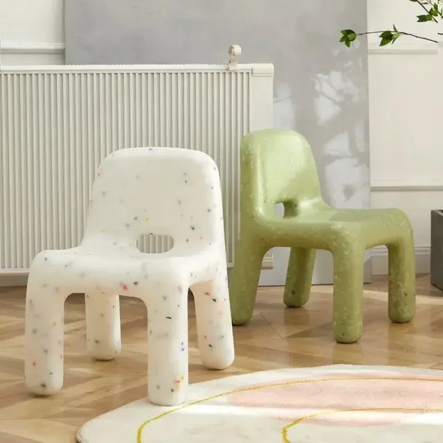 Kinderhocker aus Kunststoff im nordischen minimalistischen Stil mit Rückenlehne in Grau Matt - Bild 1
