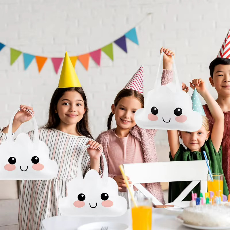 5 Stück Wolken-Partytaschen aus weißem Vlies mit Griff für Babypartys und Geburtstage - Bild 2