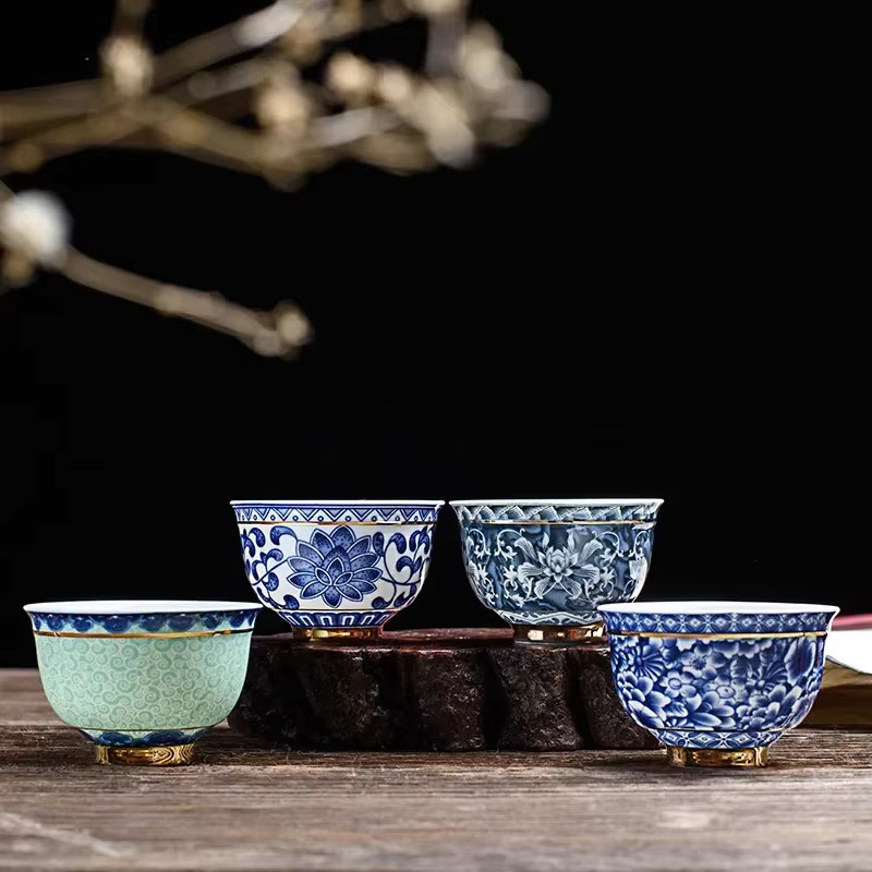Vintage-Meistertasse aus Porzellan in Blau-Weiß mit Goldrand und floralem Muster - Bild 1