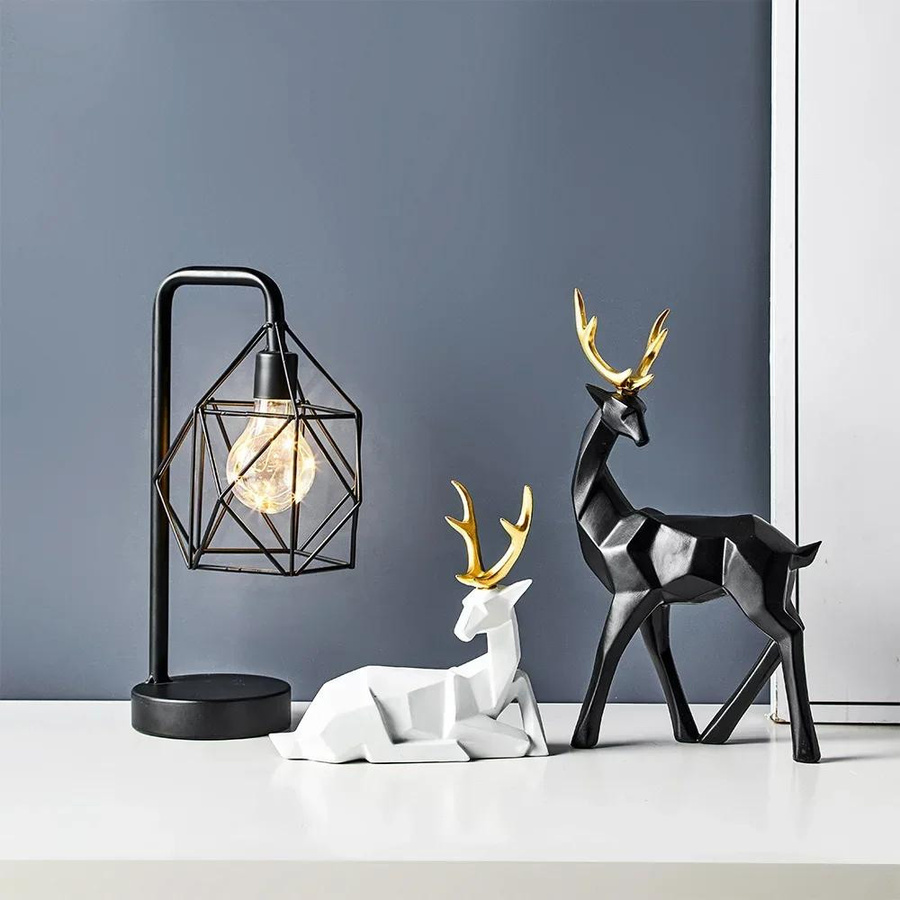 Dekorative Hirsch-Skulptur aus Harz in geometrischem Design als Tischdekoration für dein Zuhause - Bild 1