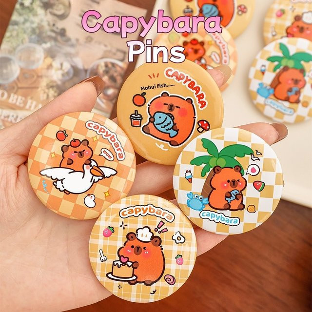 Capybara Anstecknadeln in Multicolour als Tierabzeichen mit Sicherheitsverschluss zur Dekoration von Schultaschen - Bild 1