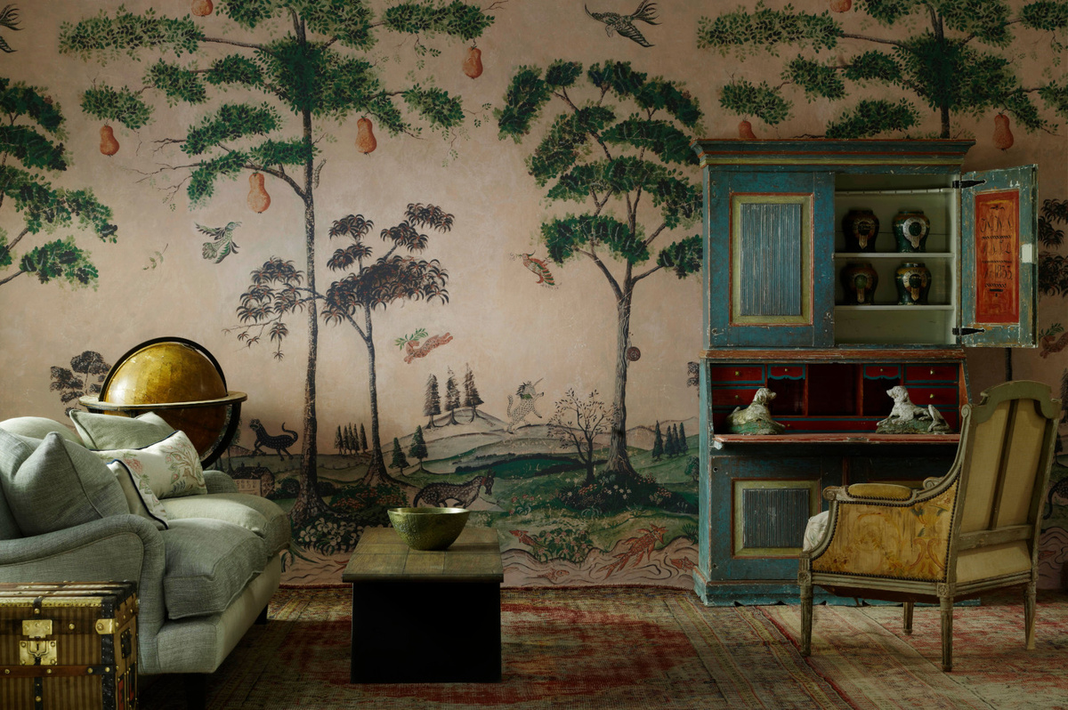 Andrew Martin Mural Mythical Land - Daybreak Wandtapete in Rose aus Vlies im Folk Art Stil - Bild 2