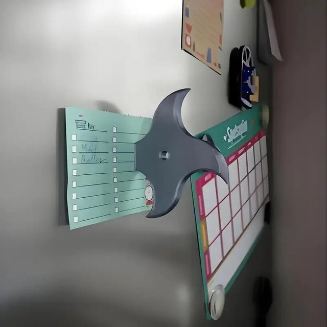 Kreativer 3D Kühlschrankmagnet in Messer, Axt und Ahornblatt Optik aus Harz zur Dekoration von Kühlschrank und Mikrowelle - Bild 1