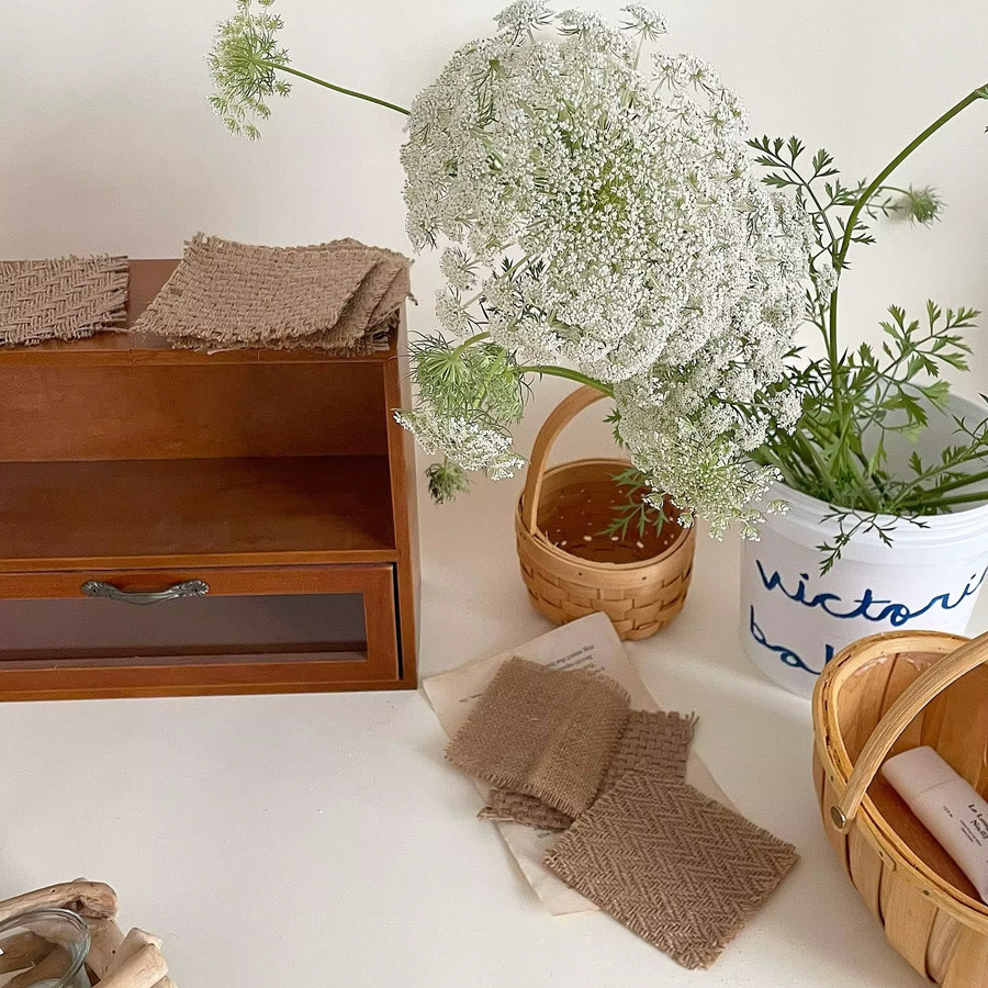 Retro Leinen-Untersetzer in Beige, quadratische Unterlagen aus grobem Gewebe für Kerzen, Schmuck oder als Fotografie-Requisit - Bild 2