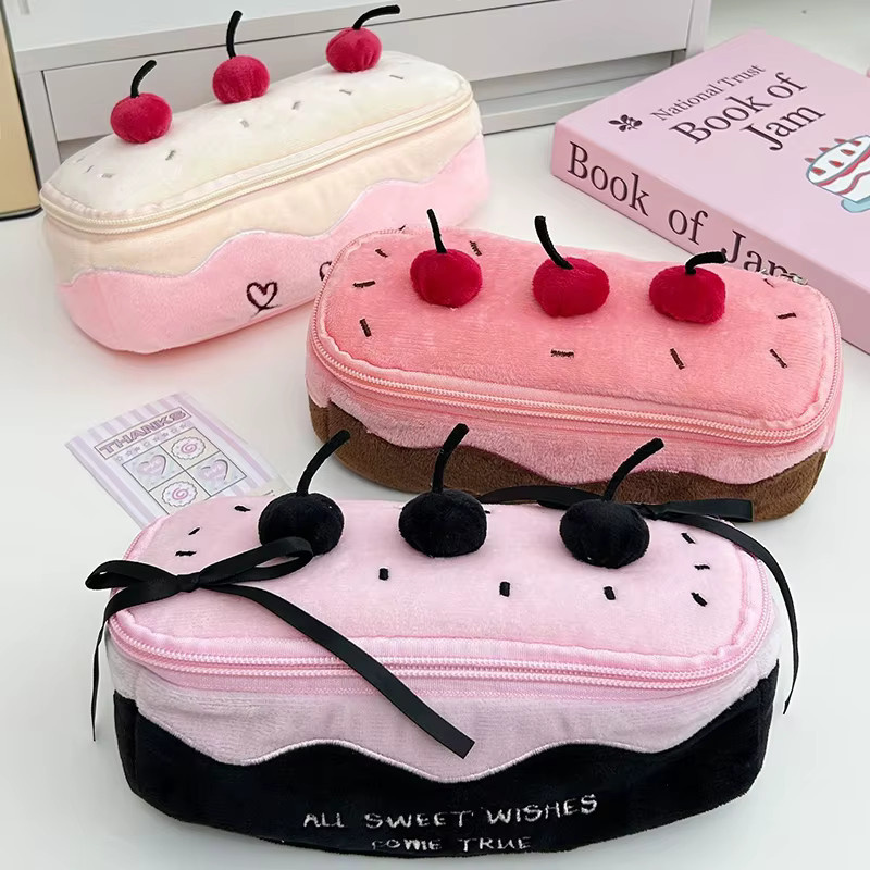 Plüsch-Federmäppchen mit Kirschkuchen-Motiv in Weiß und Pink für deinen Schulbedarf - Bild 3